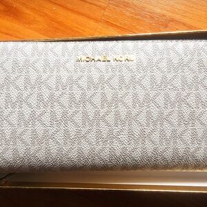 $178 MK michael kors zip around signature wallet